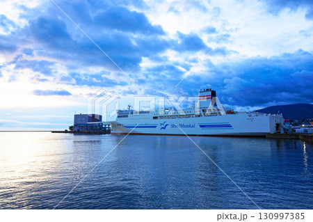 かつない臨海公園より夜明けの小樽フェリーターミナルに停泊中の新日本海フェリー「あざれあ」を望む 130997385