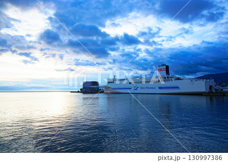 かつない臨海公園より夜明けの小樽フェリーターミナルに停泊中の新日本海フェリー「あざれあ」を望む 130997386