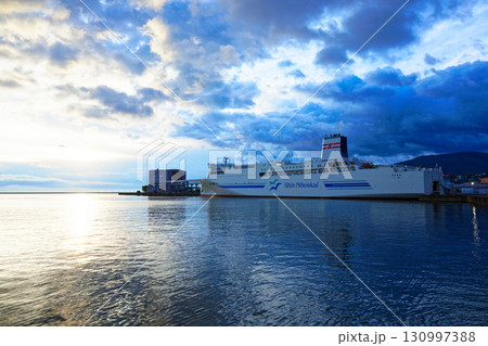 かつない臨海公園より夜明けの小樽フェリーターミナルに停泊中の新日本海フェリー「あざれあ」を望む 130997388