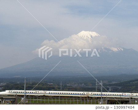 富士山と新幹線 130997484