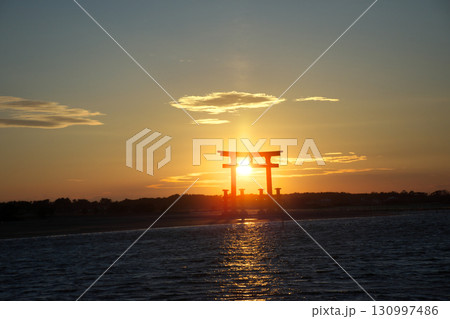 海に沈む夕日 130997486