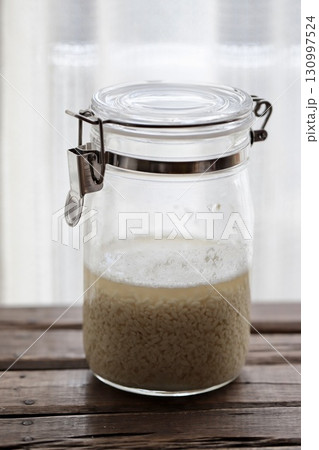 混ぜたばかりの泡立ち始めた乾燥麹の自家製塩麹 130997524