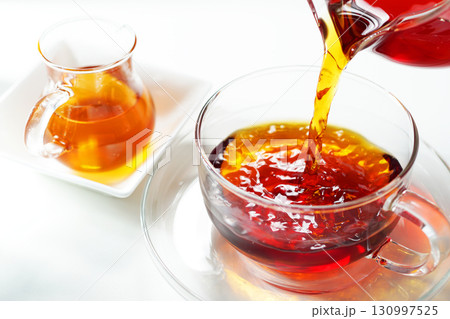 ハニーティー・ティーカップに注がれる紅茶 130997525