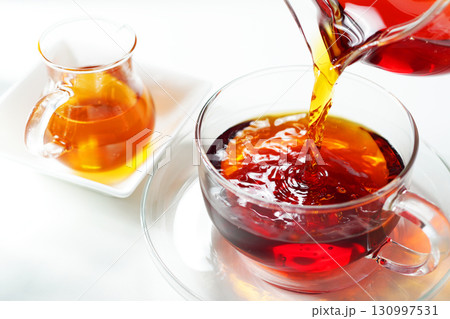ハニーティー・ティーカップに注がれる紅茶 ハニーティー・ティーカップに注がれる紅茶 130997531