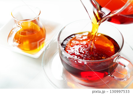 ハニーティー・ティーカップに注がれる紅茶 130997533