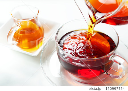 ハニーティー・ティーカップに注がれる紅茶 130997534