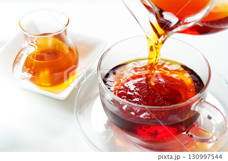 ハニーティー・ティーカップに注がれる紅茶 130997544