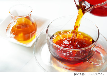 ハニーティー・ティーカップに注がれる紅茶 ハニーティー・ティーカップに注がれる紅茶 130997547