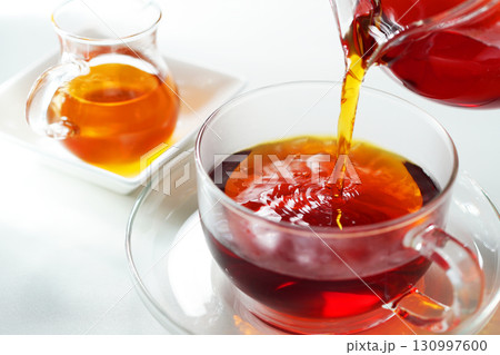 ハニーティー・ティーカップに注がれる紅茶 ハニーティー・ティーカップに注がれる紅茶 130997600