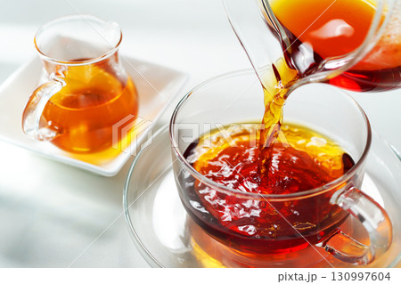 ハニーティー・ティーカップに注がれる紅茶 ハニーティー・ティーカップに注がれる紅茶 130997604