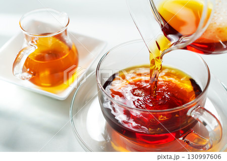 ハニーティー・ティーカップに注がれる紅茶 130997606
