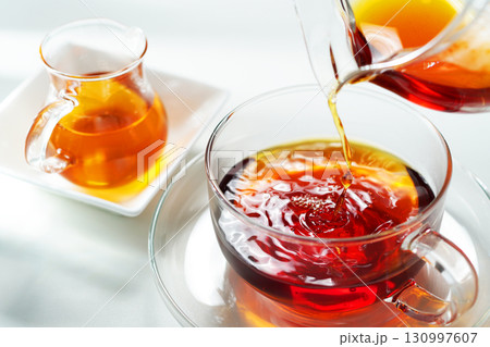 ハニーティー・ティーカップに注がれる紅茶 130997607