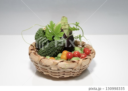 新鮮な採れたて夏野菜 130998335
