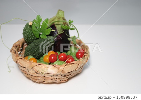 新鮮な採れたて夏野菜 130998337