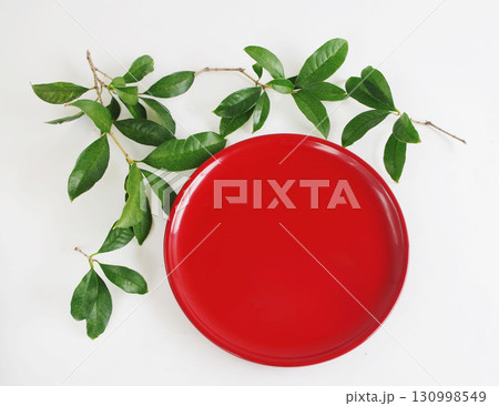 和風おぼんと緑の葉 お盆 おぼん 漆 漆器 トレー 日本の伝統工芸 130998549