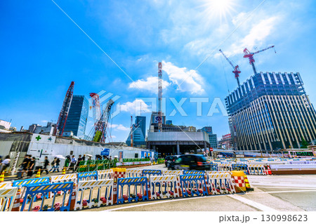 日本の東京都市景観9月17日。新宿駅前や新宿駅西口再開発、西新宿一丁目地区プロジェクトなどを望む 130998623