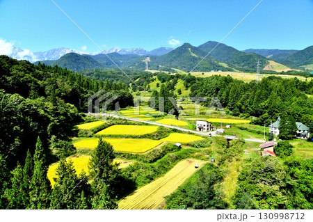 栂池パノラマ橋／松沢より栂池高原スキー場方面を望む(長野県小谷村)【2025.9】 130998712