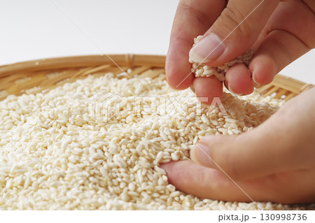 日本の発酵食品の代表である米麹 130998736