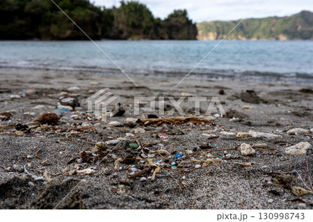 海岸に流れ着いたプラスチックゴミ 小笠原 海岸に流れ着いたプラスチックゴミ 小笠原 130998743