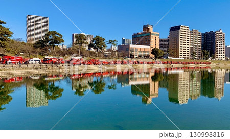 青空の下、河川敷に整列した消防車の水鏡(岡崎市消防出初式)〈乙川河川緑地/愛知県岡崎市〉 青空の下、河川敷に整列した消防車の水鏡(岡崎市消防出初式)〈乙川河川緑地/愛知県岡崎市〉 130998816