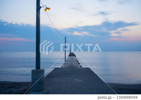 千葉県絶景スポットの原岡桟橋、夕暮れの南房総のデートスポット 130999049