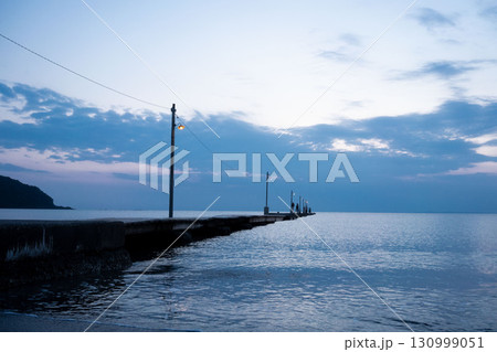 千葉県絶景スポットの原岡桟橋、夕暮れの南房総のデートスポット 千葉県絶景スポットの原岡桟橋、夕暮れの南房総のデートスポット 130999051