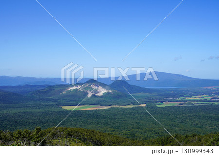 摩周湖第三展望台から見る硫黄山と屈斜路湖 130999343