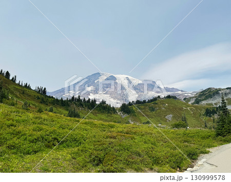 レーニア山の山頂と歩道、マウンレーニア国立公園、8月下旬撮影 130999578