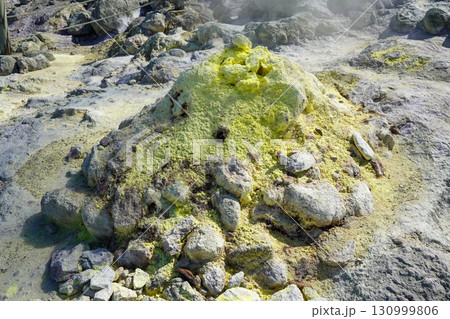 硫黄山の吹き出る硫黄 130999806