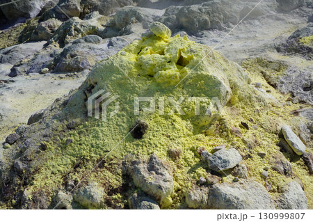 硫黄山の吹き出る硫黄 130999807