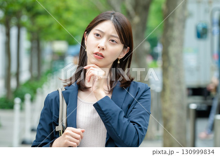 街で困るビジネスウーマン 130999834
