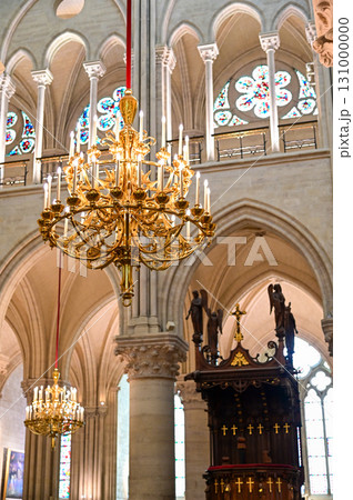 パリにあるノートルダム大聖堂のとても美しい内装 131000000