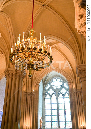 パリにあるノートルダム大聖堂のとても美しい内装 パリにあるノートルダム大聖堂のとても美しい内装 131000002