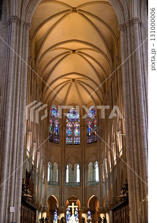パリにあるノートルダム大聖堂のとても美しい内装 131000006