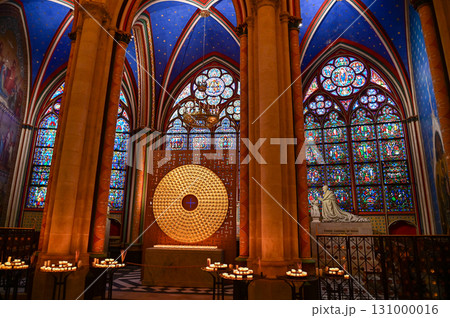パリにあるノートルダム大聖堂のとても美しい内装 パリにあるノートルダム大聖堂のとても美しい内装 131000016