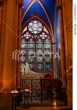 パリにあるノートルダム大聖堂のとても美しい内装 パリにあるノートルダム大聖堂のとても美しい内装 131000017