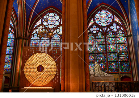 パリにあるノートルダム大聖堂のとても美しい内装 131000018