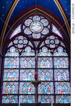 パリにあるノートルダム大聖堂のとても美しい内装 131000019