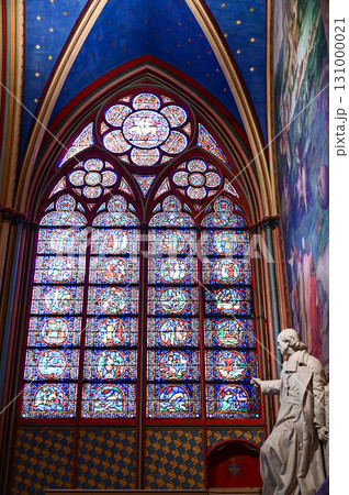 パリにあるノートルダム大聖堂のとても美しい内装 131000021