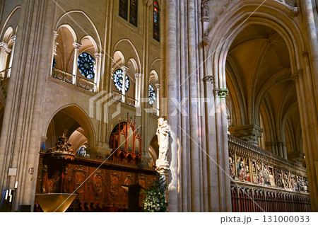 パリにあるノートルダム大聖堂のとても美しい内装 131000033
