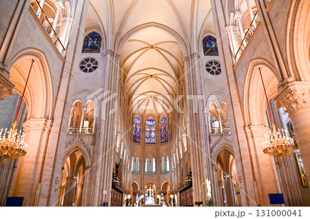 パリにあるノートルダム大聖堂のとても美しい内装 131000041
