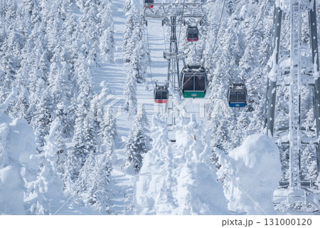 山形県 蔵王温泉スキー場 白銀世界の樹氷とゴンドラ 山形県 蔵王温泉スキー場 白銀世界の樹氷とゴンドラ 131000120