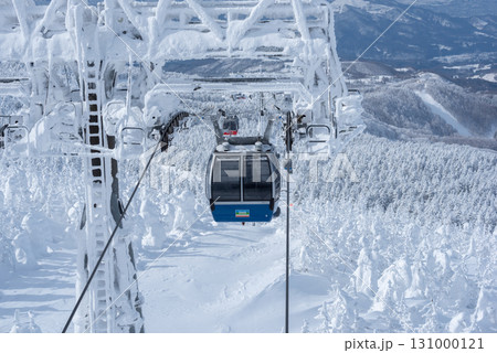 山形県 蔵王温泉スキー場 白銀世界の樹氷とゴンドラ 山形県 蔵王温泉スキー場 白銀世界の樹氷とゴンドラ 131000121