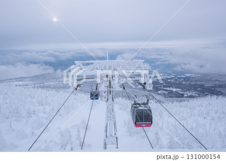 山形県 蔵王温泉スキー場 白銀世界の樹氷とゴンドラ 山形県 蔵王温泉スキー場 白銀世界の樹氷とゴンドラ 131000154