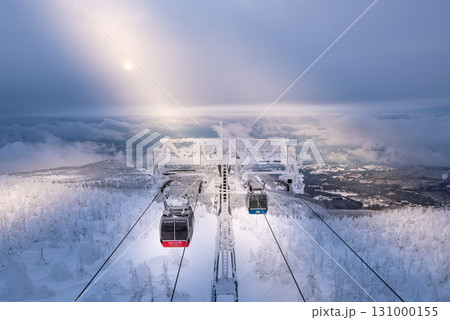 山形県 蔵王温泉スキー場 白銀世界の樹氷とゴンドラ 山形県 蔵王温泉スキー場 白銀世界の樹氷とゴンドラ 131000155