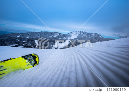 スキー板とゲレンデのイメージ 131000159