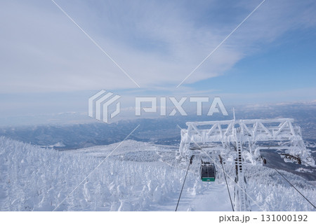 山形県　蔵王温泉スキー場　白銀世界の樹氷とゴンドラ 131000192