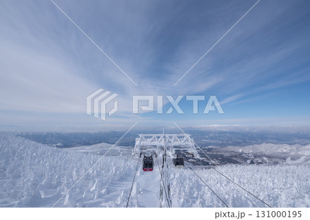 山形県 蔵王温泉スキー場 白銀世界の樹氷とゴンドラ 山形県 蔵王温泉スキー場 白銀世界の樹氷とゴンドラ 131000195