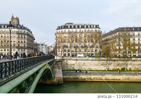 パリにあるサントシャペルのとても美しいステンドグラス パリにあるサントシャペルのとても美しいステンドグラス 131000214