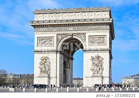 パリにあるサントシャペルのとても美しいステンドグラス 131000215